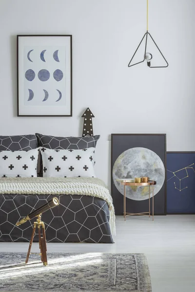 Plakat księżyca w wnętrza sypialni — Zdjęcie stockowe