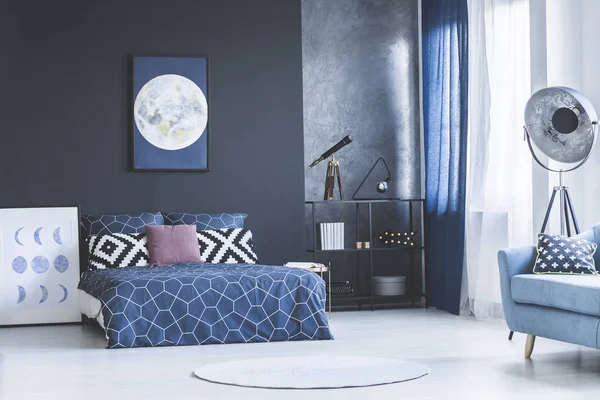Інтер'єр спальні темно-синій — стокове фото