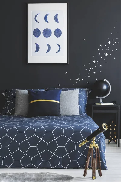 Lacivert yatak odasında teleskop