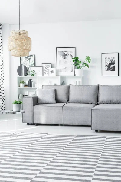 Çizgili Halı zemin üzerinde