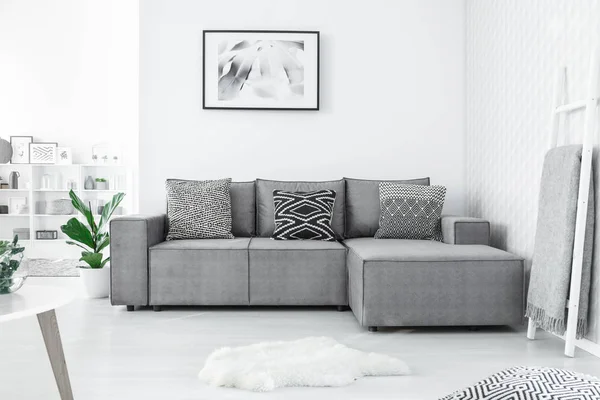 Couch mit drei Kissen — Stockfoto