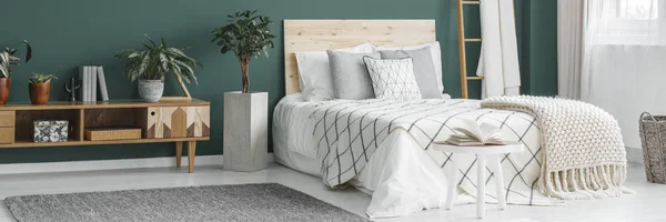 Łóżko w wnętrze zielony — Zdjęcie stockowe