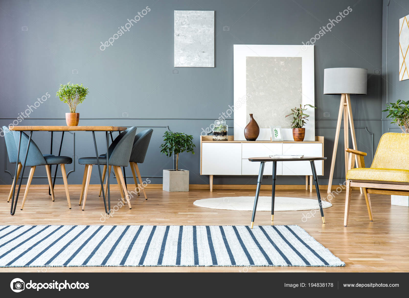 Graue Wohnung innen mit Gemälden — Stockfoto © photographee.eu ... Graue Wohnung innen mit Gemälden — Stockfoto © photographee.eu ...