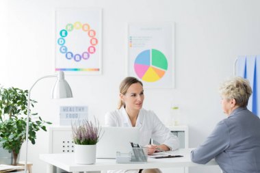 Diyet istişare adlı yaşlı kadın