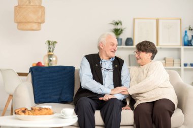 Kıdemli mutlu çift kanepe