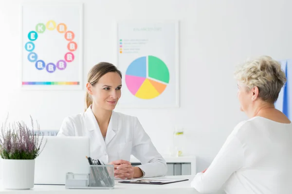 Medico felice dei progressi del paziente — Foto Stock