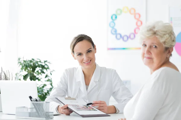 Ernährungsberaterin im Büro mit Patientin — Stockfoto