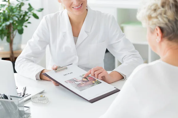 Doctor telling about diet plan — Stock Photo, Image