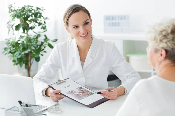 Medico presentando piano di dieta personalizzato — Foto Stock