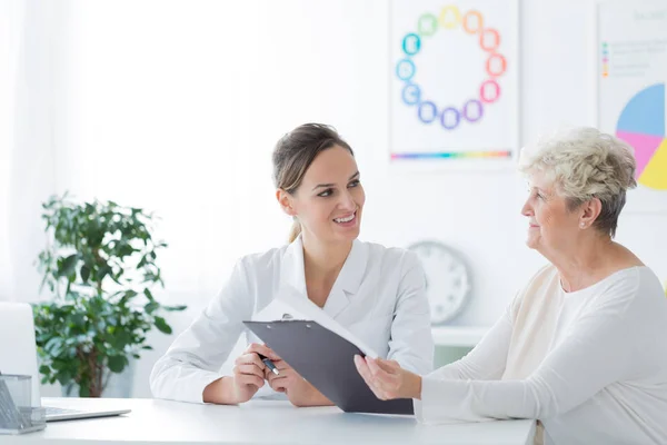 Elder woman during dietician consultation — Stock Photo, Image