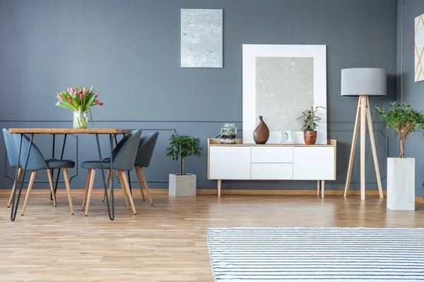 Tulips in grey dining room — Stock Photo, Image