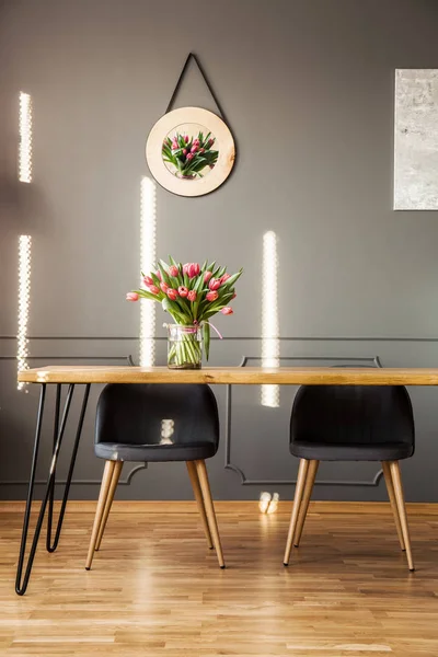 Интерьер столовой с цветами — стоковое фото