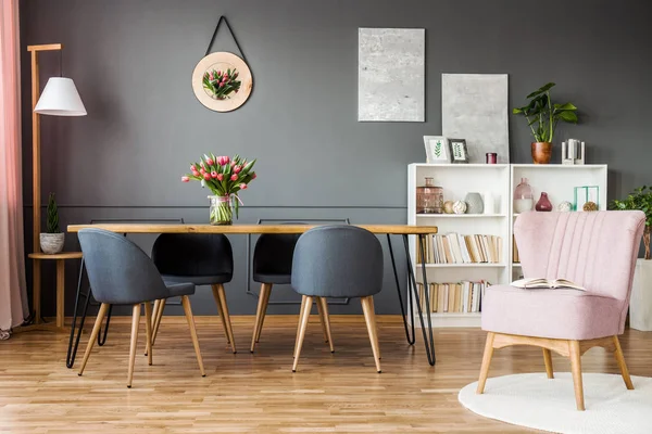 Sala da pranzo rosa e grigia — Foto Stock