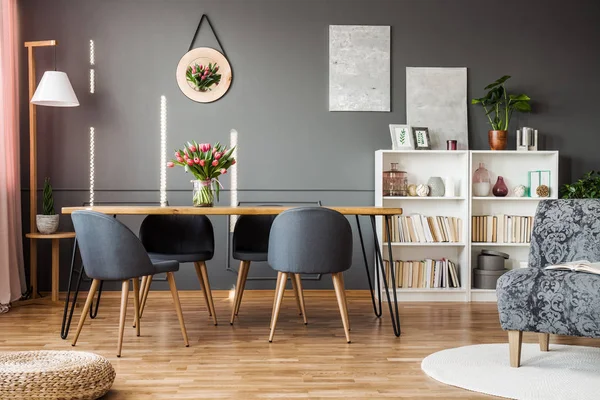 Tulips in grey dining room — Stock Photo, Image