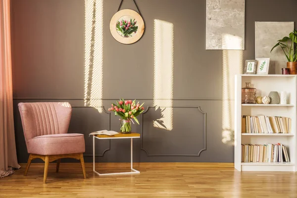 Pink kursi di ruang tamu — Stok Foto