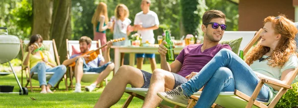 Casal conversando durante a festa — Fotografia de Stock