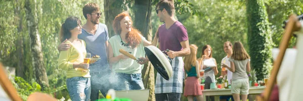 Grillning i en park — Stockfoto