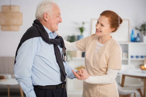 Verzorger helpt senior man — Stockfoto