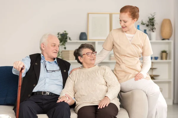 Assistance woman consoling senior couple — Stock Photo, Image