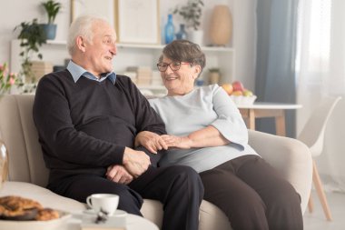 Kanepede oturan dedesi