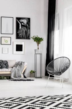 Poster, koltuk ve pencere