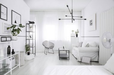 Geniş, döşenmiş yatak odası iç