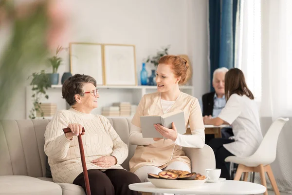 Freizeit im Luxus-Pflegeheim — Stockfoto