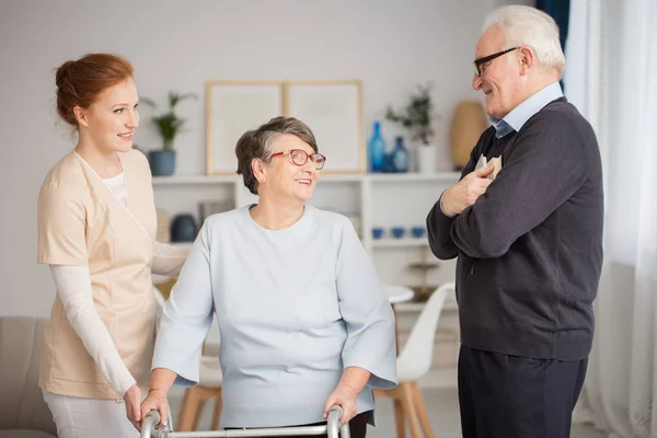 Senior paar en verpleegkundige — Stockfoto