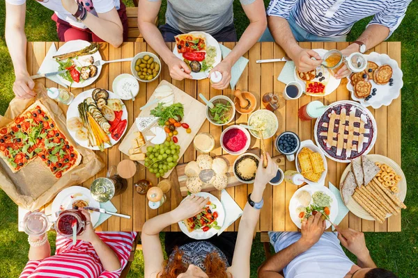 Friends eating healthy food outdoors — Stock Photo, Image