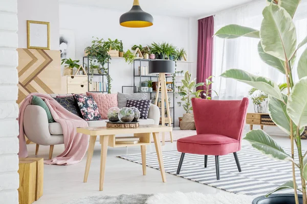 Sillón rojo junto a una mesa —  Fotos de Stock