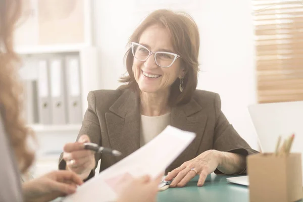 Lächelnder persönlicher Gesundheitscoach — Stockfoto