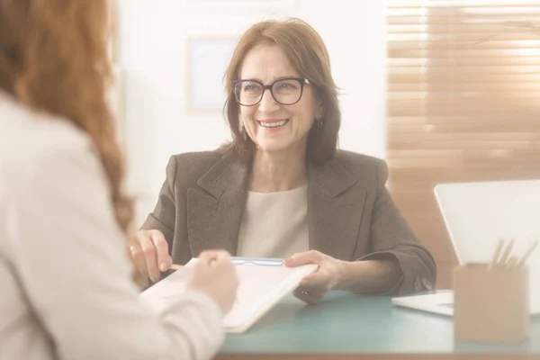 Entrenador personal que presenta servicios de asesoramiento —  Fotos de Stock