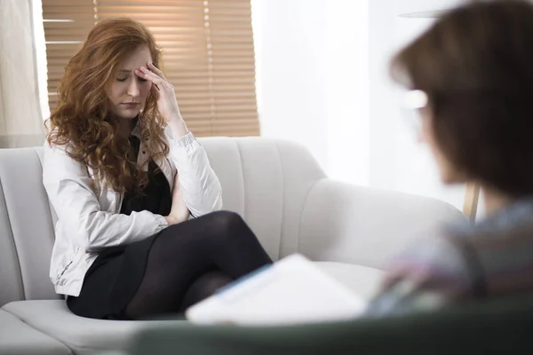 Mujer joven deprimida en psicoterapia — Foto de Stock