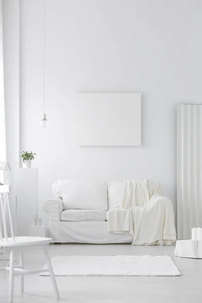 Sofá blanco en interior de la habitación —  Fotos de Stock