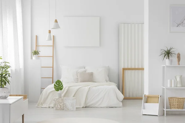 Camera da letto con ampio letto interno — Foto Stock