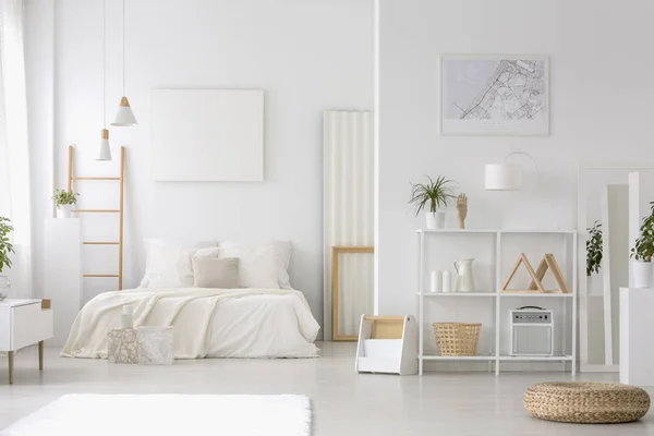 Ruime, lichte slaapkamer interieur — Stockfoto