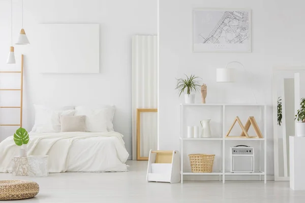 Interno camera da letto scandinavo bianco — Foto Stock