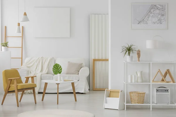 Gul og hvit stue – stockfoto