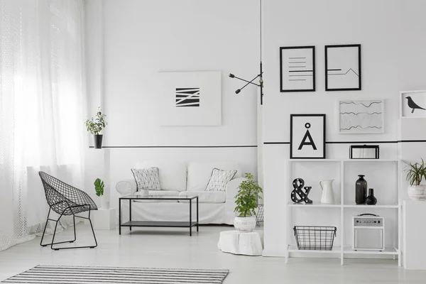 Amplio interior en blanco y negro —  Fotos de Stock