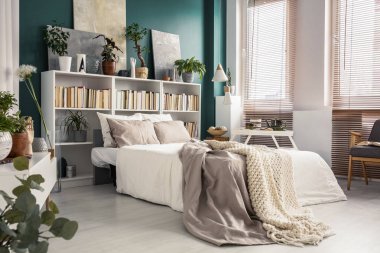 Beyaz yatak yan görünüm