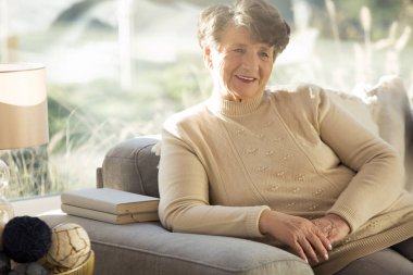 Evde oturan kıdemli