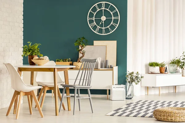 Yeşil duvar ile yemek odası — Stok fotoğraf