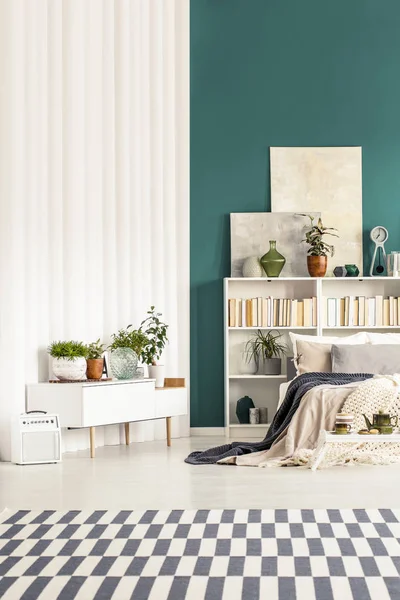 Witte en groene slaapkamer interieur — Stockfoto