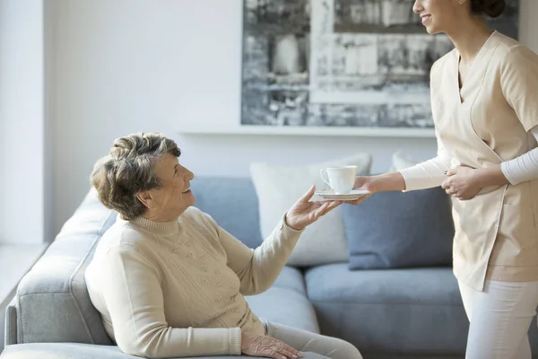 Vriendelijke verzorger en oude dame — Stockfoto