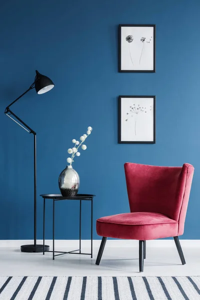 Czerwone krzesło w niebieskie wnętrz — Zdjęcie stockowe