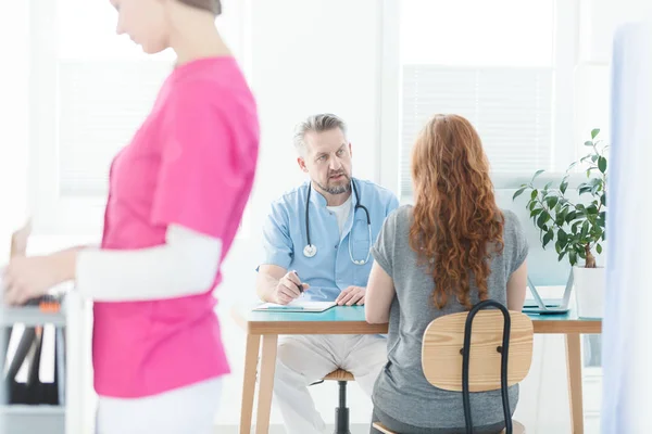 Chora Kobieta mówi do ginekologa — Zdjęcie stockowe
