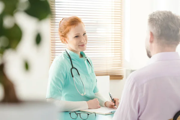 Sjuksköterska talar med patienten — Stockfoto