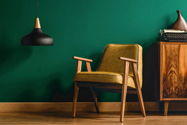 Желтое кресло и ретро пишущая машинка
