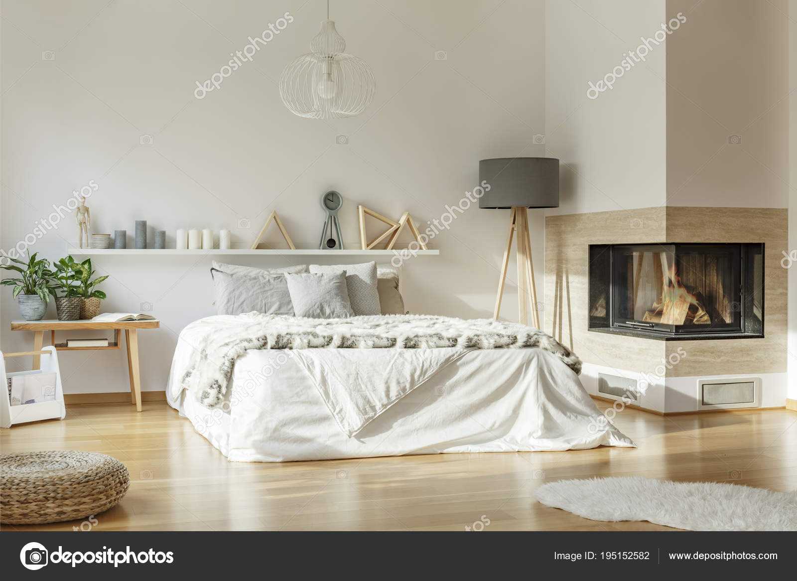 Amplio dormitorio con chimenea — Foto de stock © photographee.eu #195152582