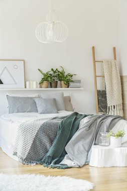 Beyaz yatak odası iç yatakta